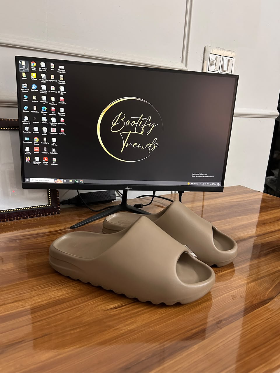 Yeezy Slides (Brown)