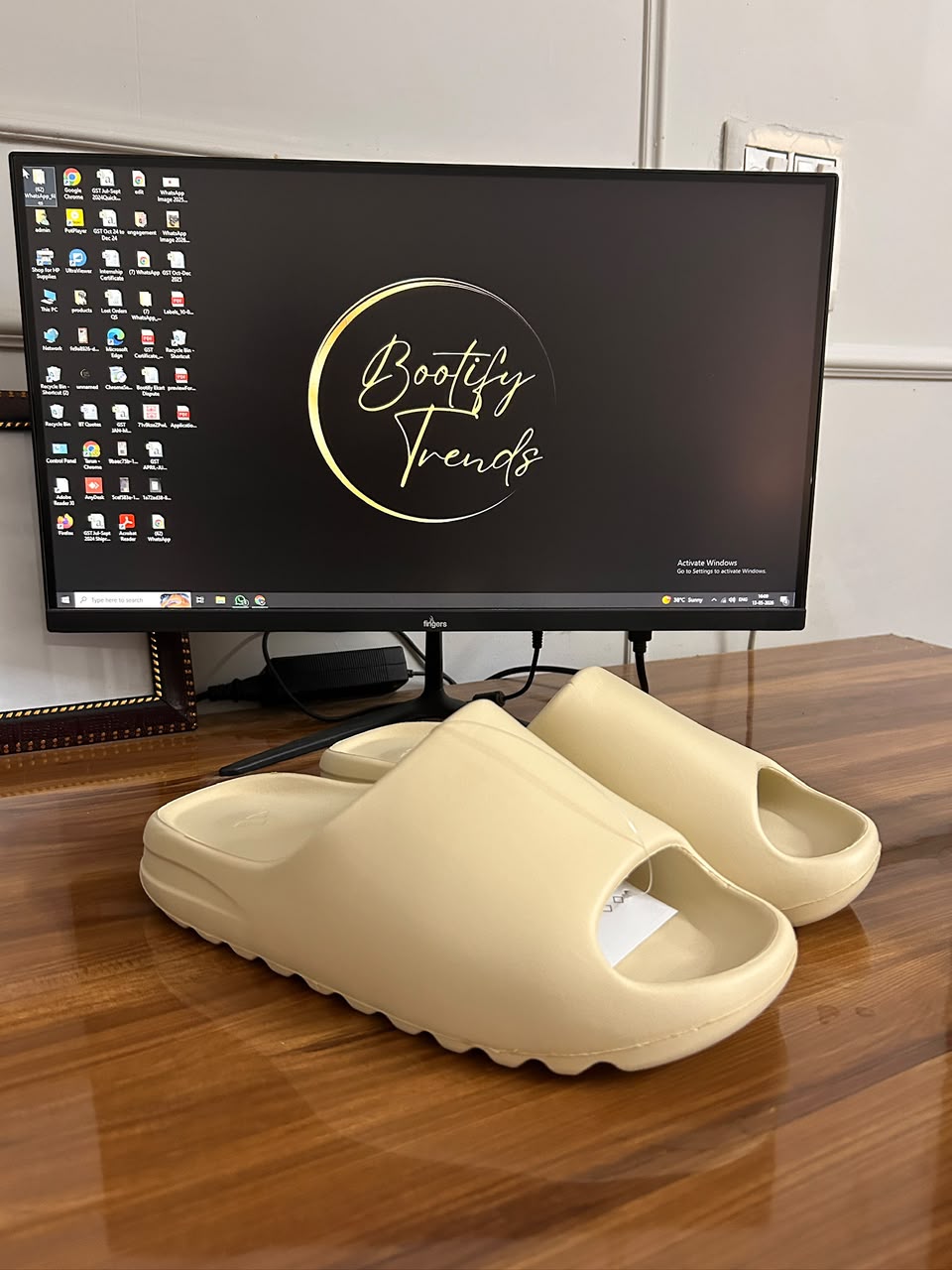 Yeezy Slides (Beige)
