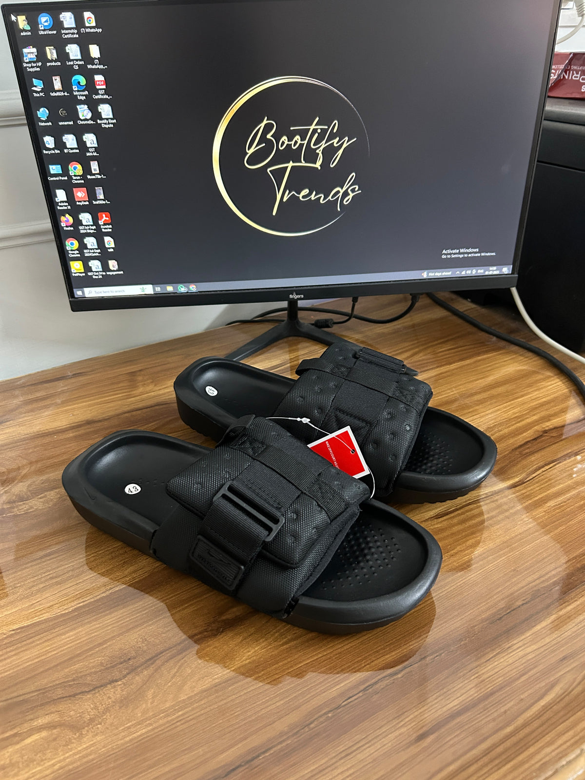 Nike Sportswear Slides (Black)